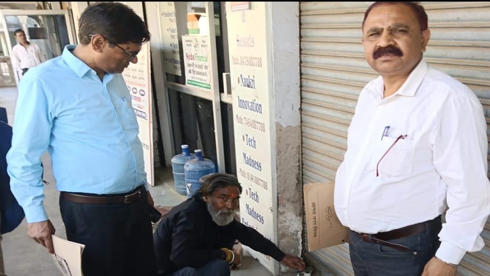 Municipal Corporation of Agra sealed nine shops for outstanding house tax