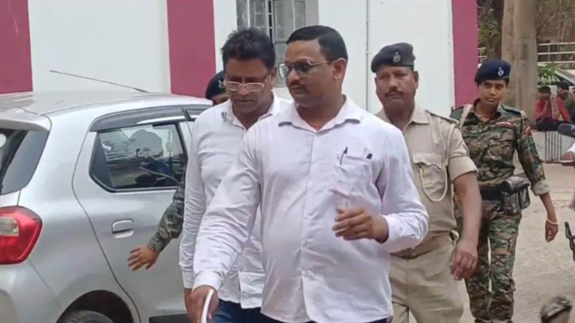 कोर्ट से सजा सुनाए जाने के बाद आरोपी को ले जाती पुलिस