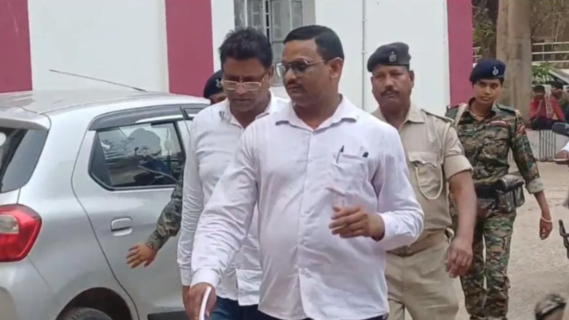 कोर्ट से सजा सुनाए जाने के बाद आरोपी को ले जाती पुलिस