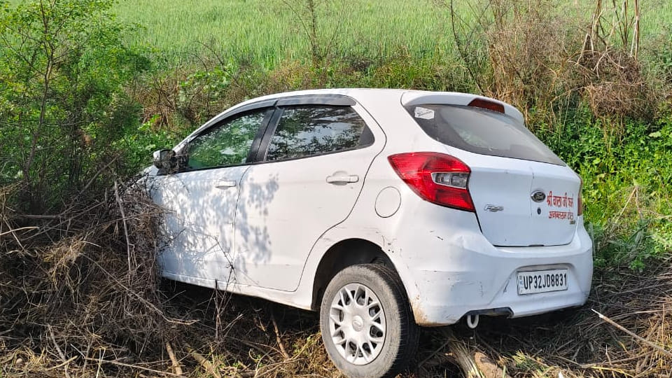 Auraiya: speeding car hits an autorickshaw and plunges into a ditch, injuring eight