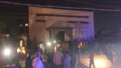 Saharanpur: Massive fire broke out in Maharaja Palace Banquet Hall, domestic gas cylinders taken out, stampede