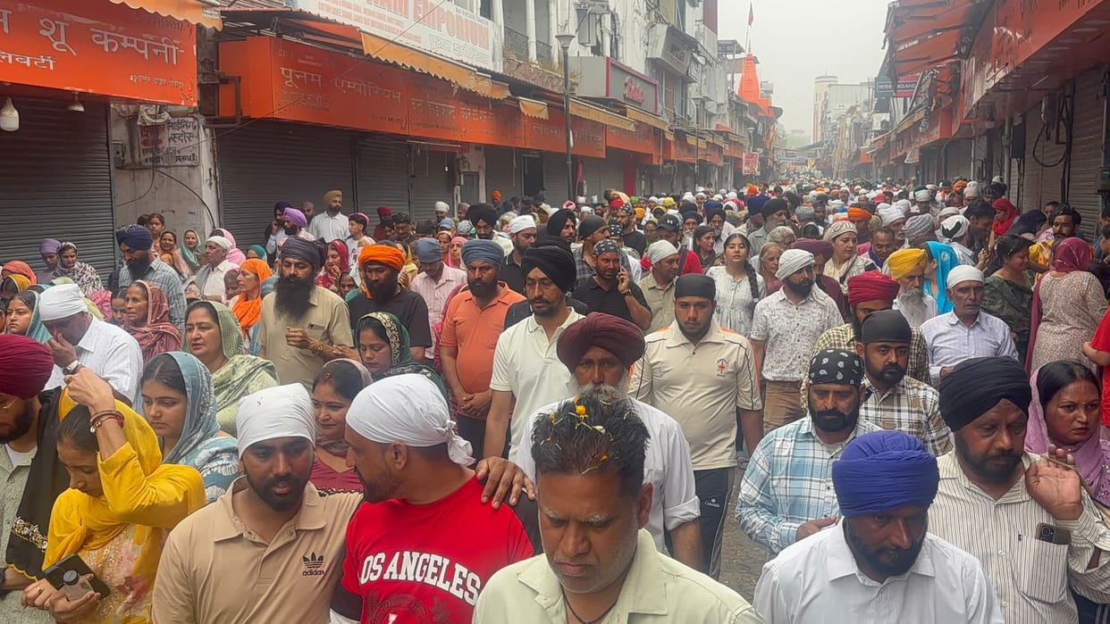 Jhande Ji Mela Dehradun 2026 People gathered to have darshan of Shri Jhande Ji Nagar Parikrma Today