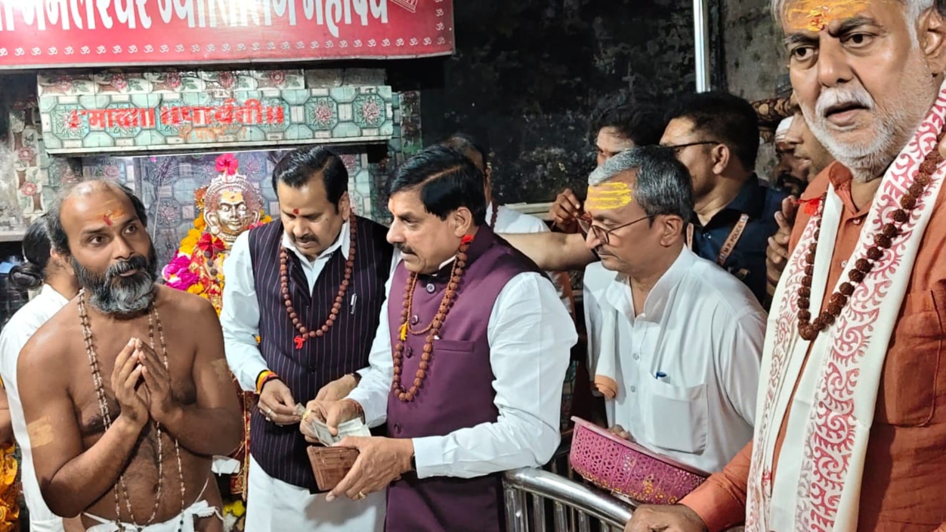 ओंकारेश्वर में दादा गुरु के साथ सीएम मोहन यादव और मंत्री प्रहलाद पटेल
