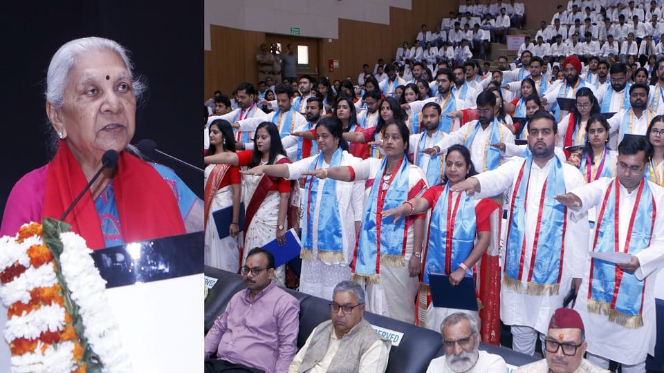 Governor Anandiben Patel said in Mathura that negative thinking of officials obstacle to development