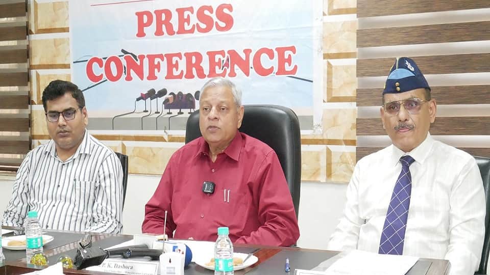 पत्रकार वार्ता को संबोधित करते वीसी प्रो. पीके दशोरा, कुलसचिव ब्रिगेडियर डा. समरवीर सिंह