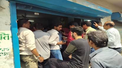 Crowds gathered to get LPG cylinders in Budaun