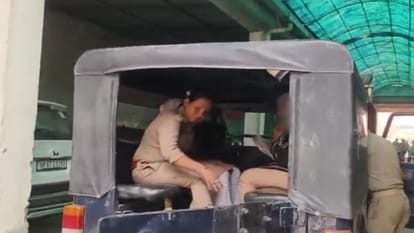पुलिस ने होटल में दो छात्राओं को पकड़ा