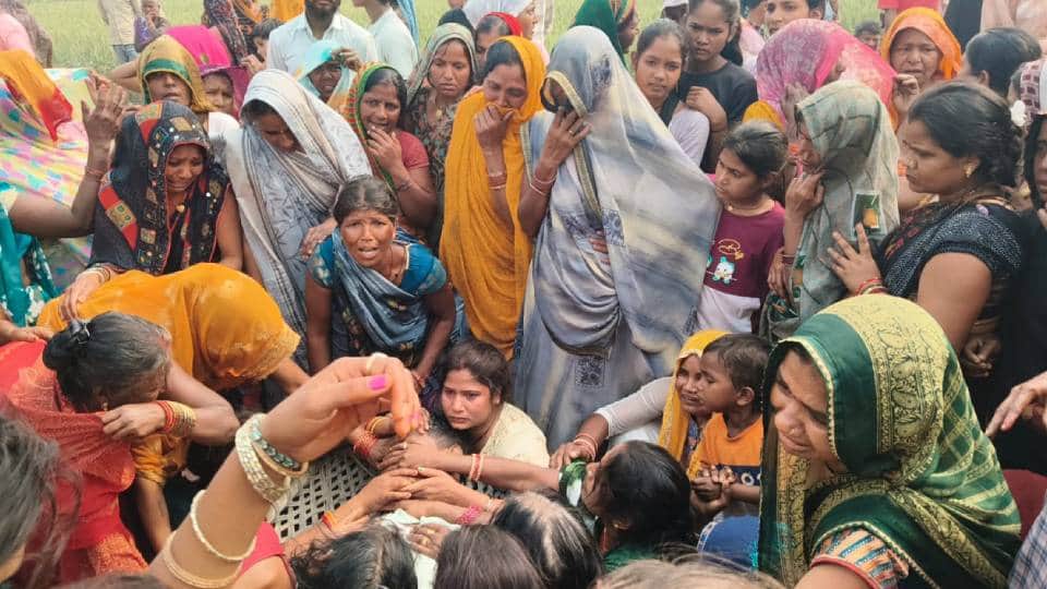 रोते बिलखते परिजन।