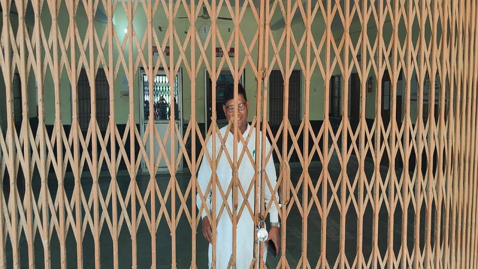 Councillors Lock Municipal Office Hold Chairman Inside in Etmadpur