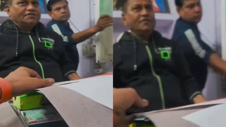 UP News: 'हर आंगनबाड़ी से 10 हजार रुपये चाहिए', सीडीओ ने डिस्ट्रिक्ट कॉर्डिनेटर के सामने रखी डिमांड; गिरी गाज