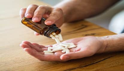 Police arrested a man travelling in a car with six thousand narcotic capsules in 25 boxes