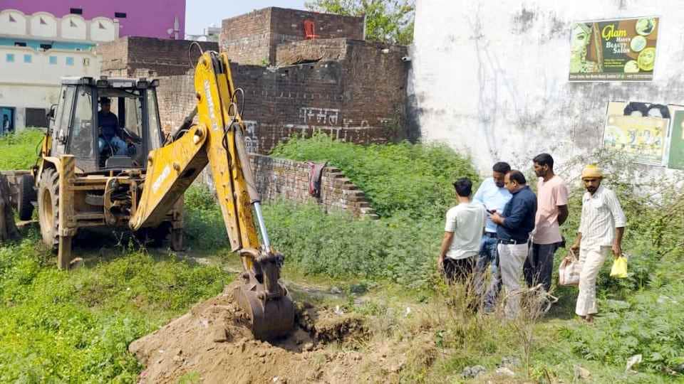 संभल में कार्रवाई करती प्रशासनिक टीम