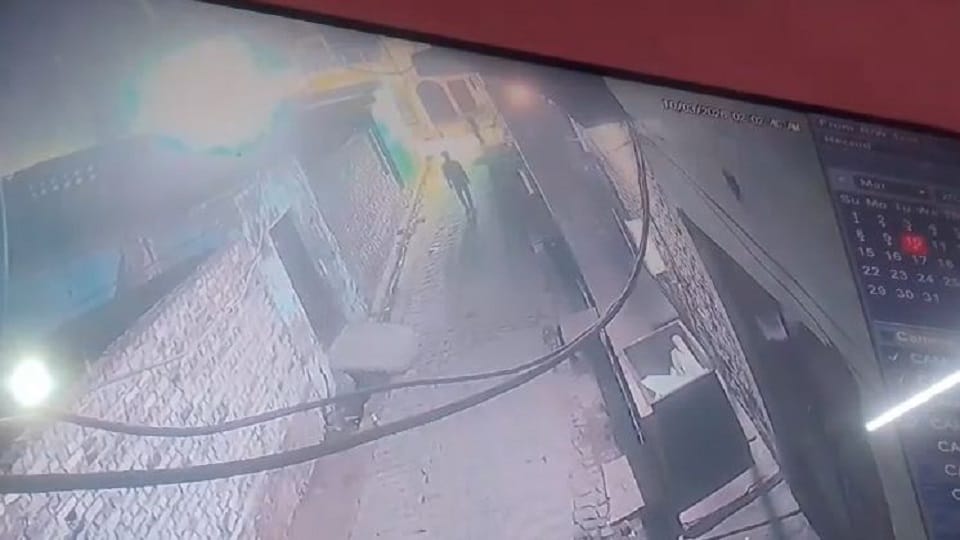 cash and jwellery stolen from ambulance driver house in agra