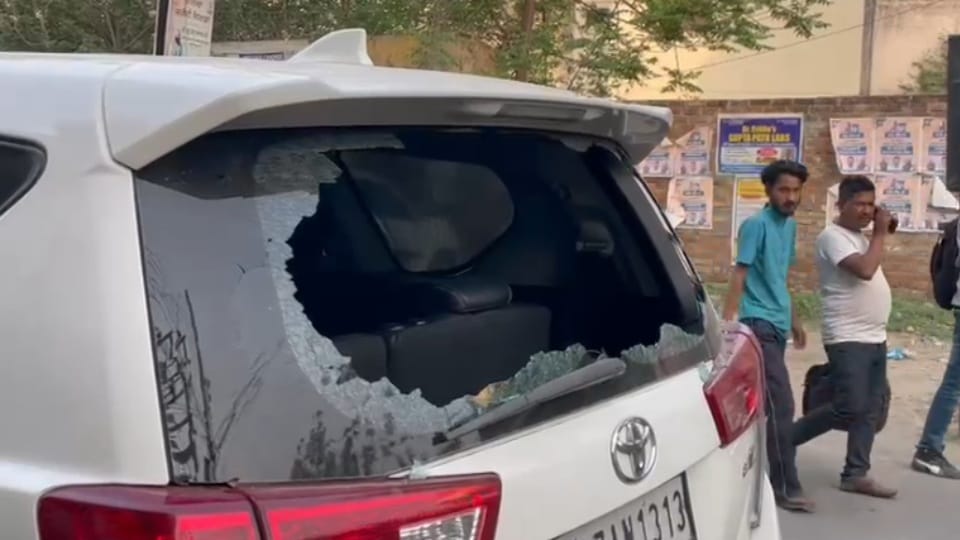 आप नेता दलजीत राजू की क्षतिग्रस्त कार।
