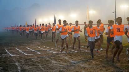 अग्निवीर बनने के लिए दौड़ लगाते अभ्यर्थी