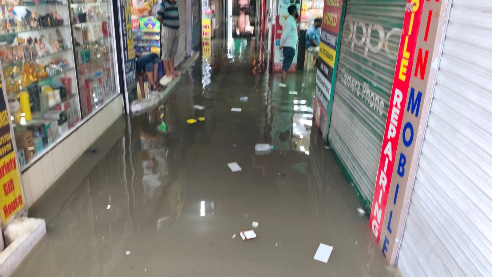 दुकानों में भरा पानी