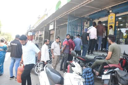 LPG crisis: Small shops in Bhopal are locked, food is cut off in trains, and long queues for domestic cylinder