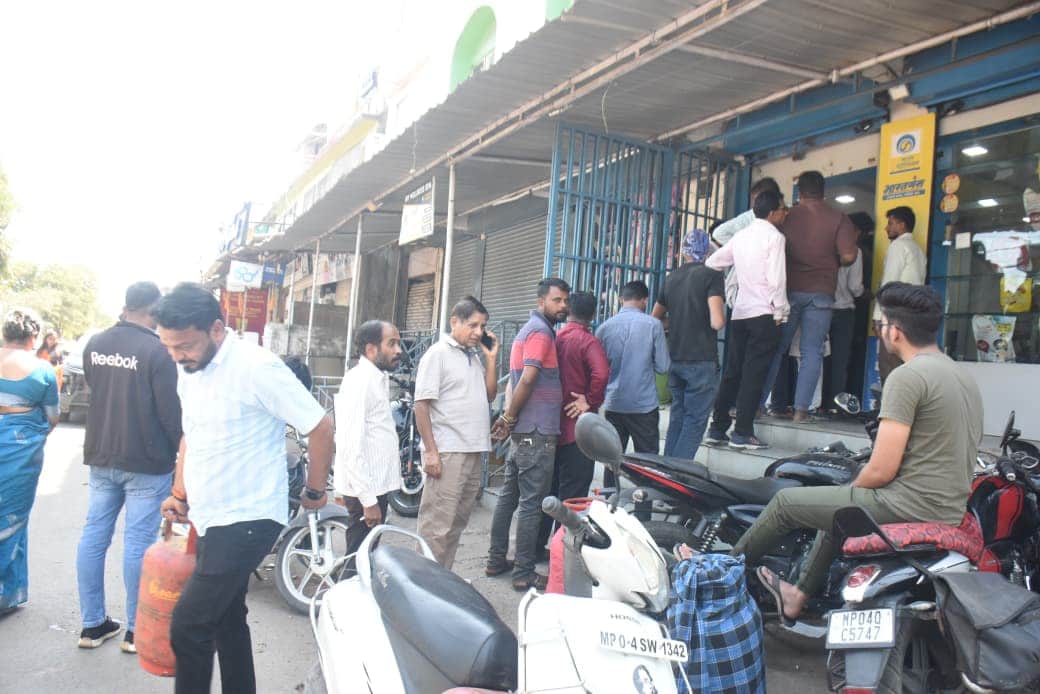 सिलेंडर के लिए लाइन में लगे लोग