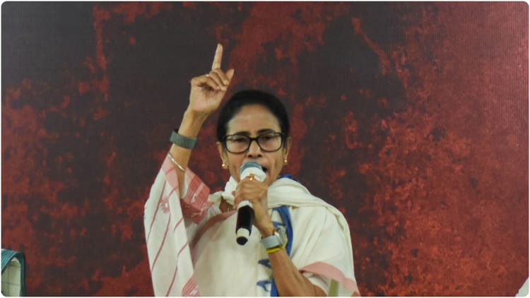 बंगाल चुनाव: फ्लाइट में हुई देरी पर भड़कीं ममता बनर्जी, कहा- भाजपा के लोग चले जाएंगे, आपको यहीं रहना है