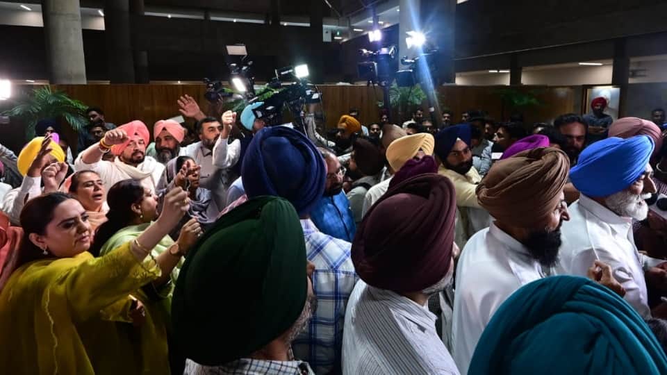 पत्रकारों से बात करते सुखपाल खैरा और पीछे नारेबाजी करती आप महिला विधायक