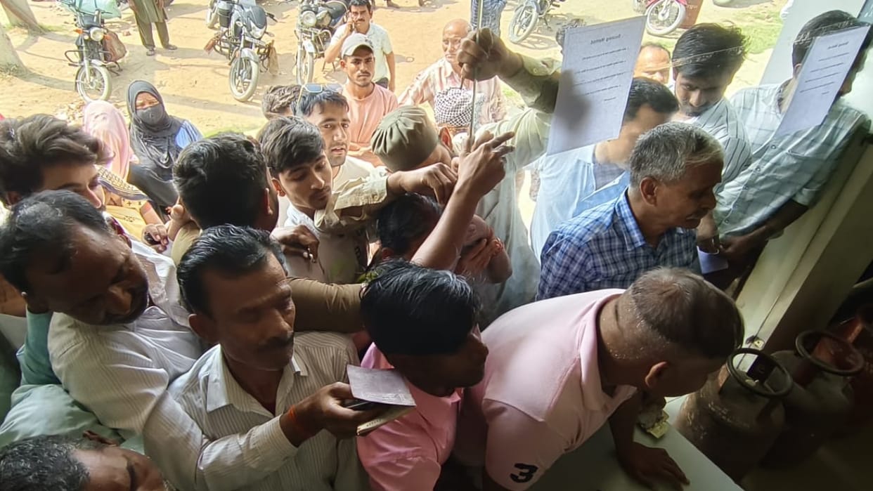 Long queues at the agency for LPG cylinders in Budaun