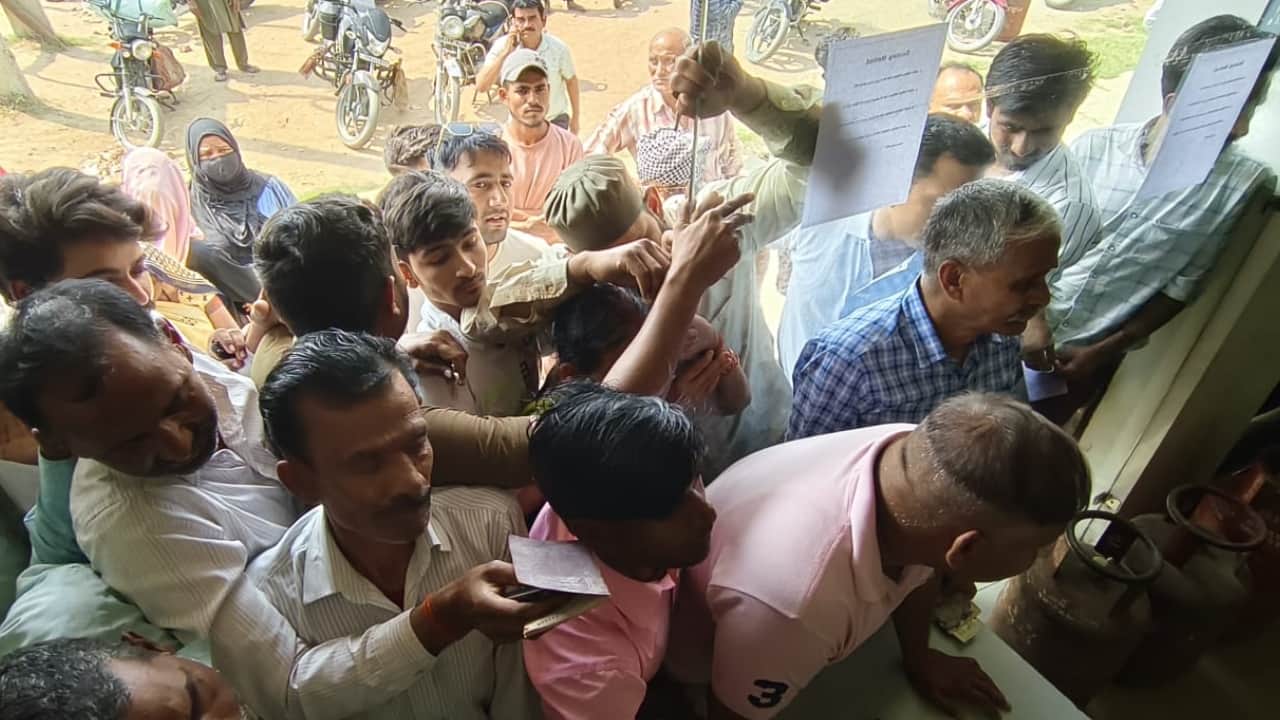 बिसौली में गैस एजेंसी पर उपभोक्ताओं की भीड़