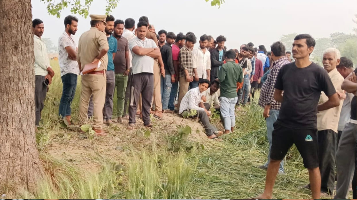 The body of a youth from Chauri Chaura was found hanging from a tree in Kushinagar, suspicion of murder.