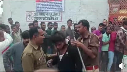 Youths clashed with each other at Ashish Indane Gas Agency in PPganj, Gorakhpur to get cylinders.