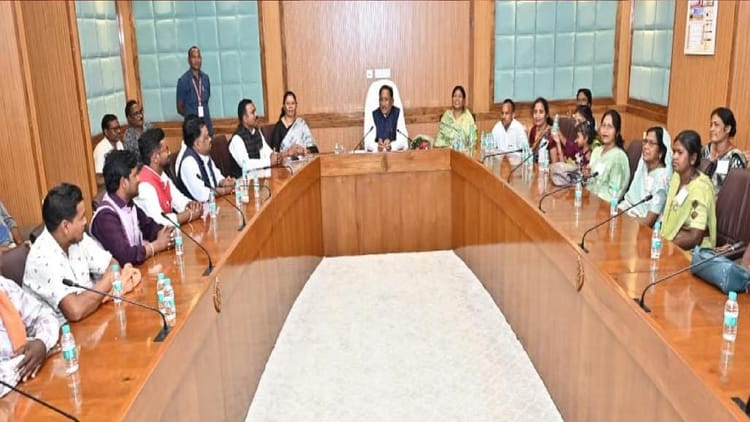 CG: जशपुर से चार दिवसीय अध्ययन भ्रमण पर आए सरपंचों के प्रतिनिधिमंडल ने सीएम विष्णुदेव साय से की मुलाकात की