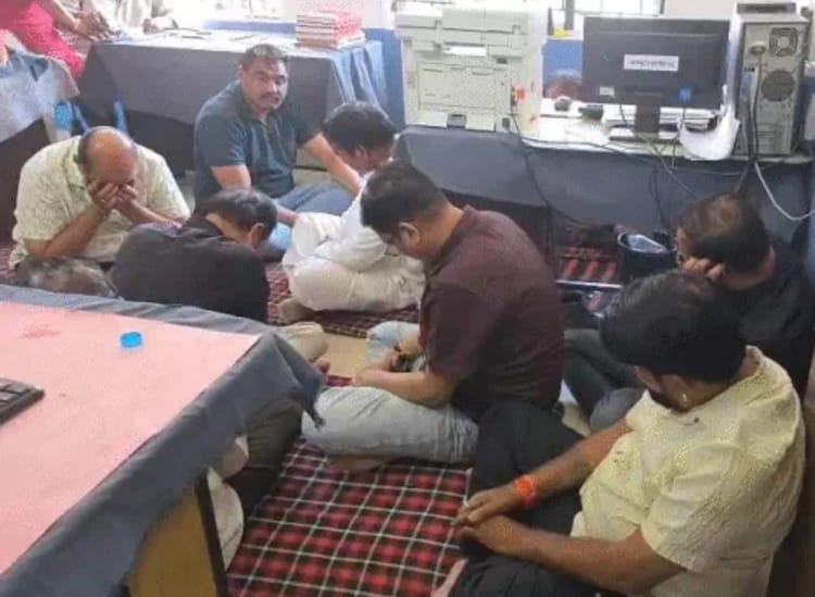 महू में बड़े जुआ रैकेट का खुलासा: IAS के फार्महाउस पर चल रही थी जुआ पार्टी, पुलिस के छापे में 18 लोग पकड़े गए