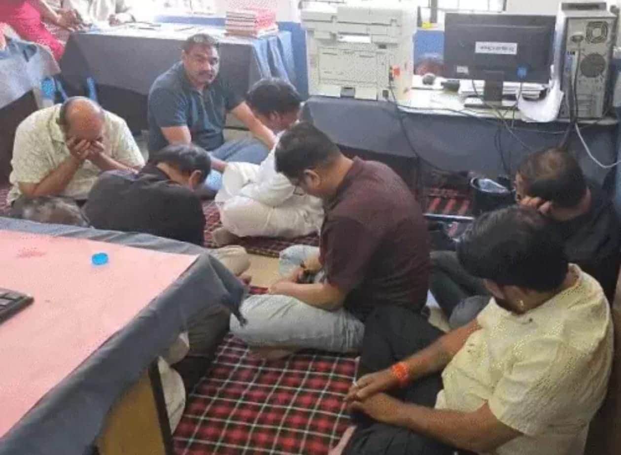 जुआरी गिरफ्तार।