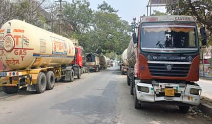 LPG crisis in Prayagraj: Booking of LPG cylinders is also difficult, consumers are making rounds of agencies.
