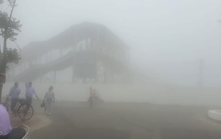 Fog in UP: मार्च के महीने में कोहरा, हैदराबाद से आए विमान को दिल्ली करना पड़ा डायवर्ट; कई हुईं घंटों लेट
