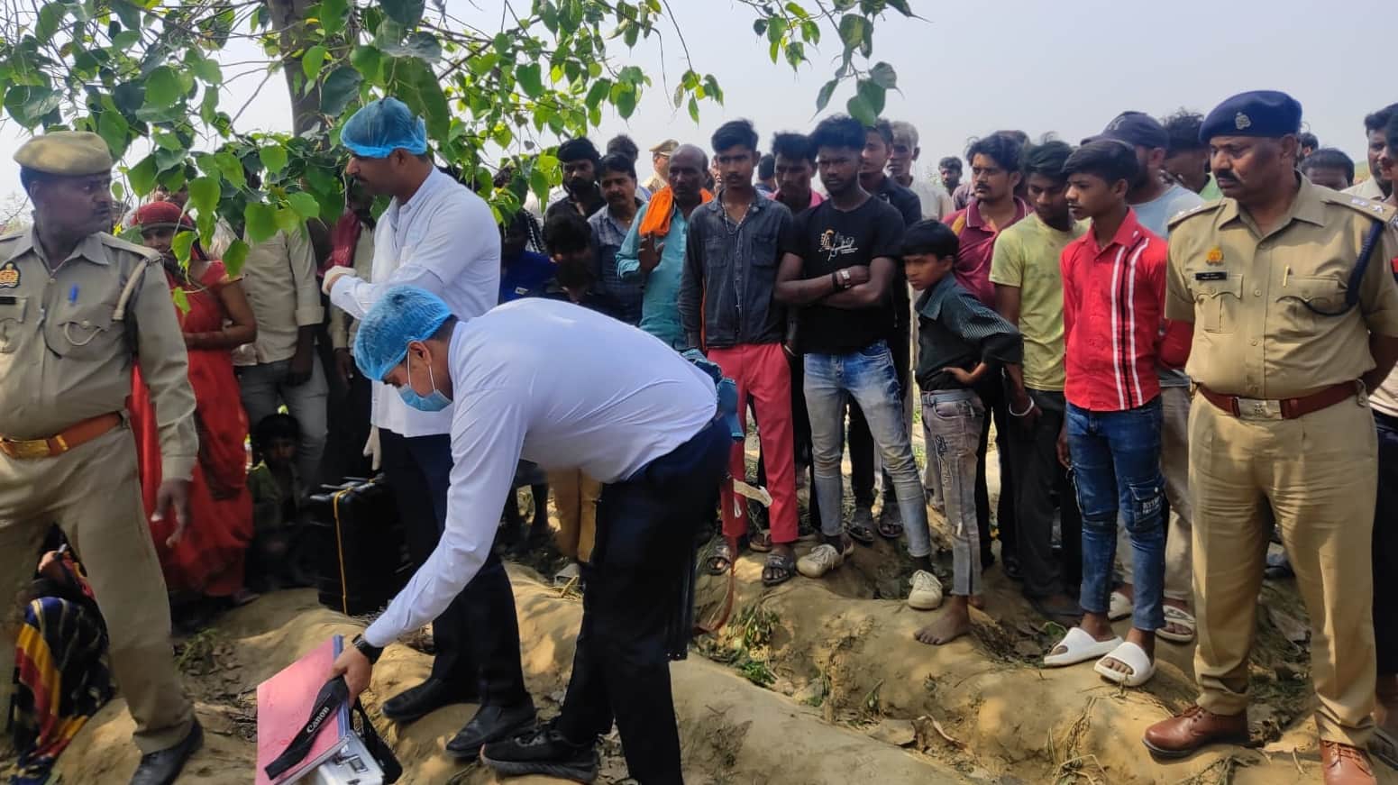 घटनास्थल पर जांच करती पुलिस और फॉरेंसिक टीम