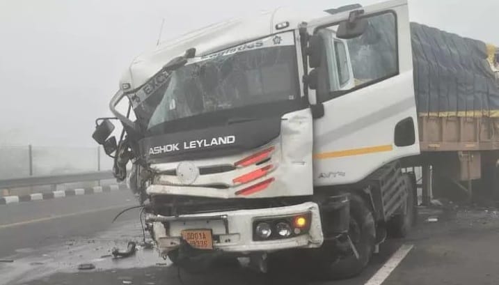 Unnao Accident Trailer breaks railing and enters second lane bus trailer and pickup collide 10 injured