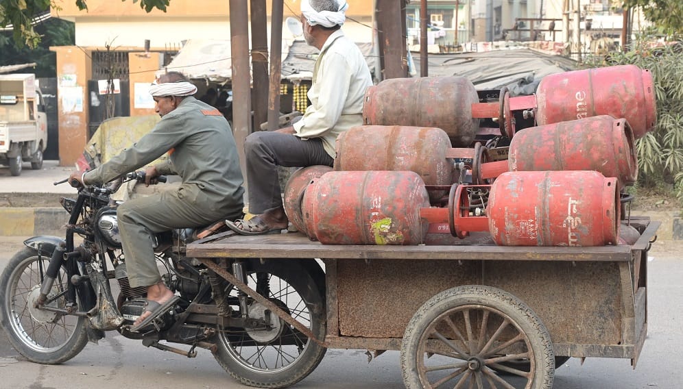 Kanpur Gas cylinders are being scrambled for bookings up 40% in 24 hours black marketing pushing the price