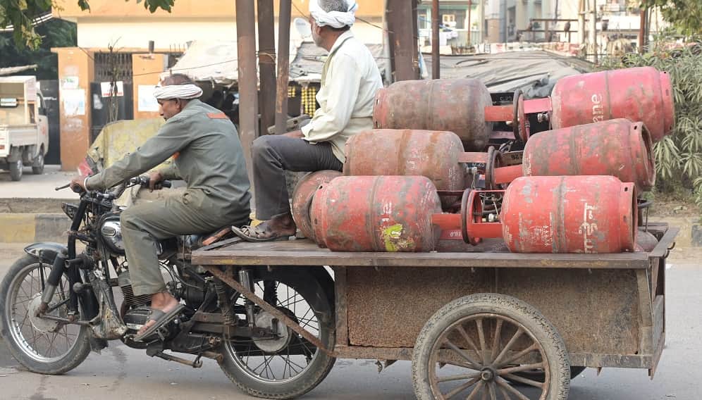 रतनलालनगर में सिलिंडर लेकर जाता डिलीवरी बॉय