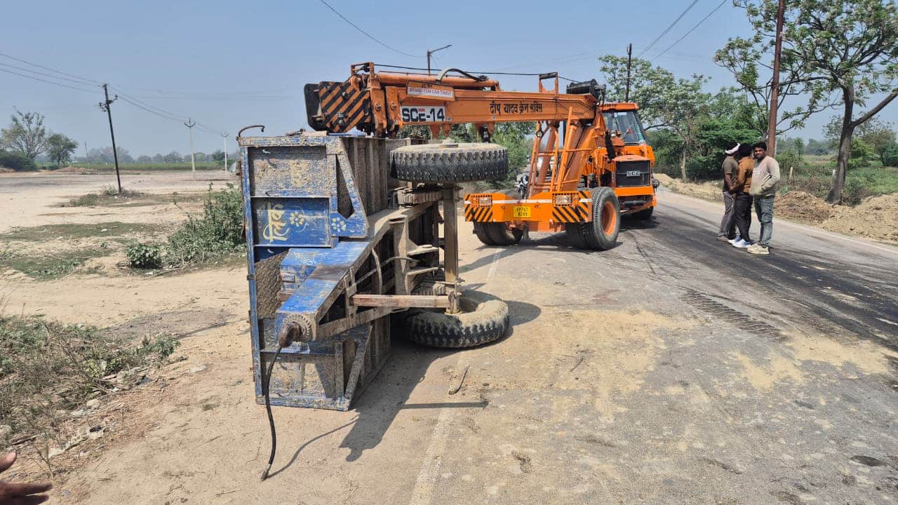 घटनास्थल पर पलटी पड़ी ट्रॉली