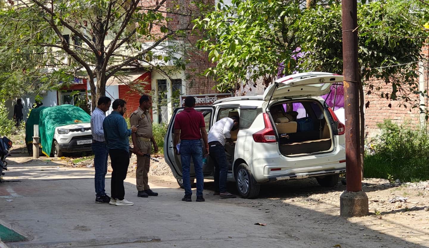 भाजपा नेता दिलीप सिंह घर के बाहर खडे अधिकारी