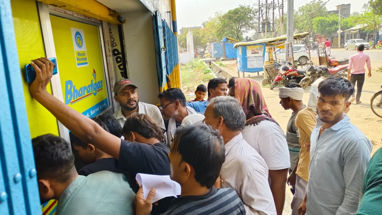 Gas outcry in Farrukhabad  Consumers took to the streets with cylinders the toll free number went down