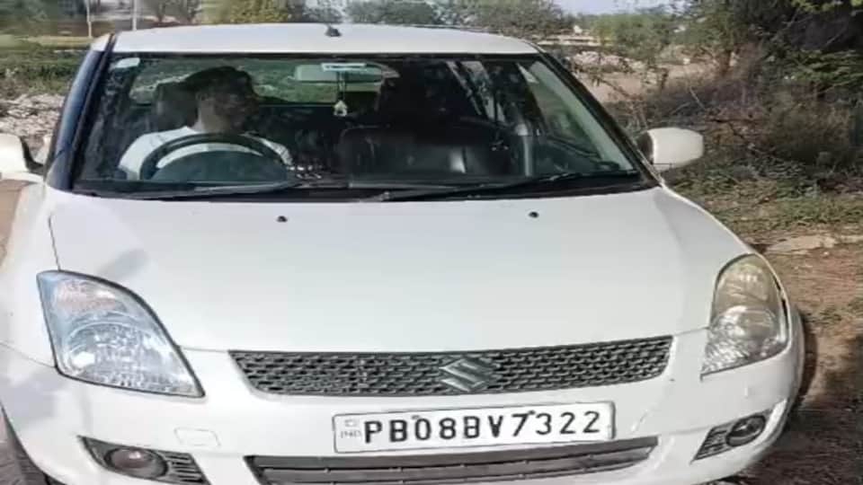 कार में मिली युवक की लाश।