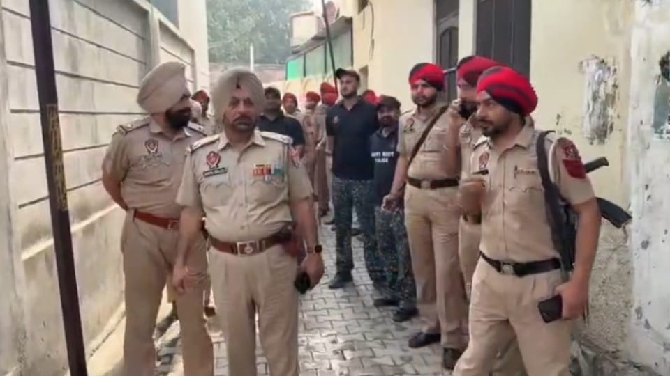 कासो ऑपरेशन के दौरान पुलिस।
