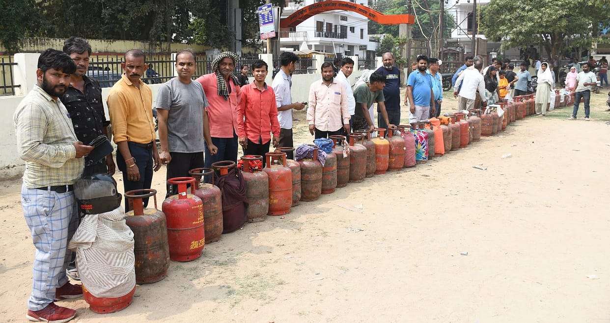 UP: Akhilesh said – the cylinder of BJP's good days is empty, the government has failed to deal with the gas c