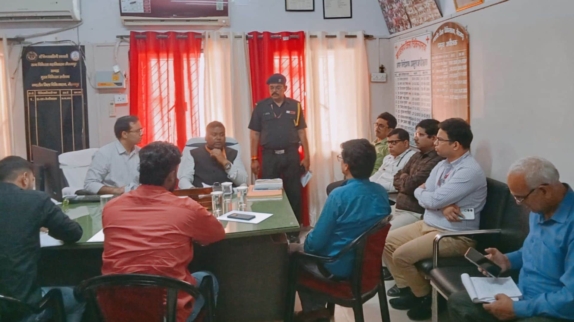 मंडलीय अस्पताल में टीम ने की पूछताछ।