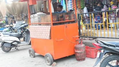 मलदहिया चाैराहे पर स्थित दुकान में घरेलू सिलिंडर का कॅमर्शियल उपयोग।