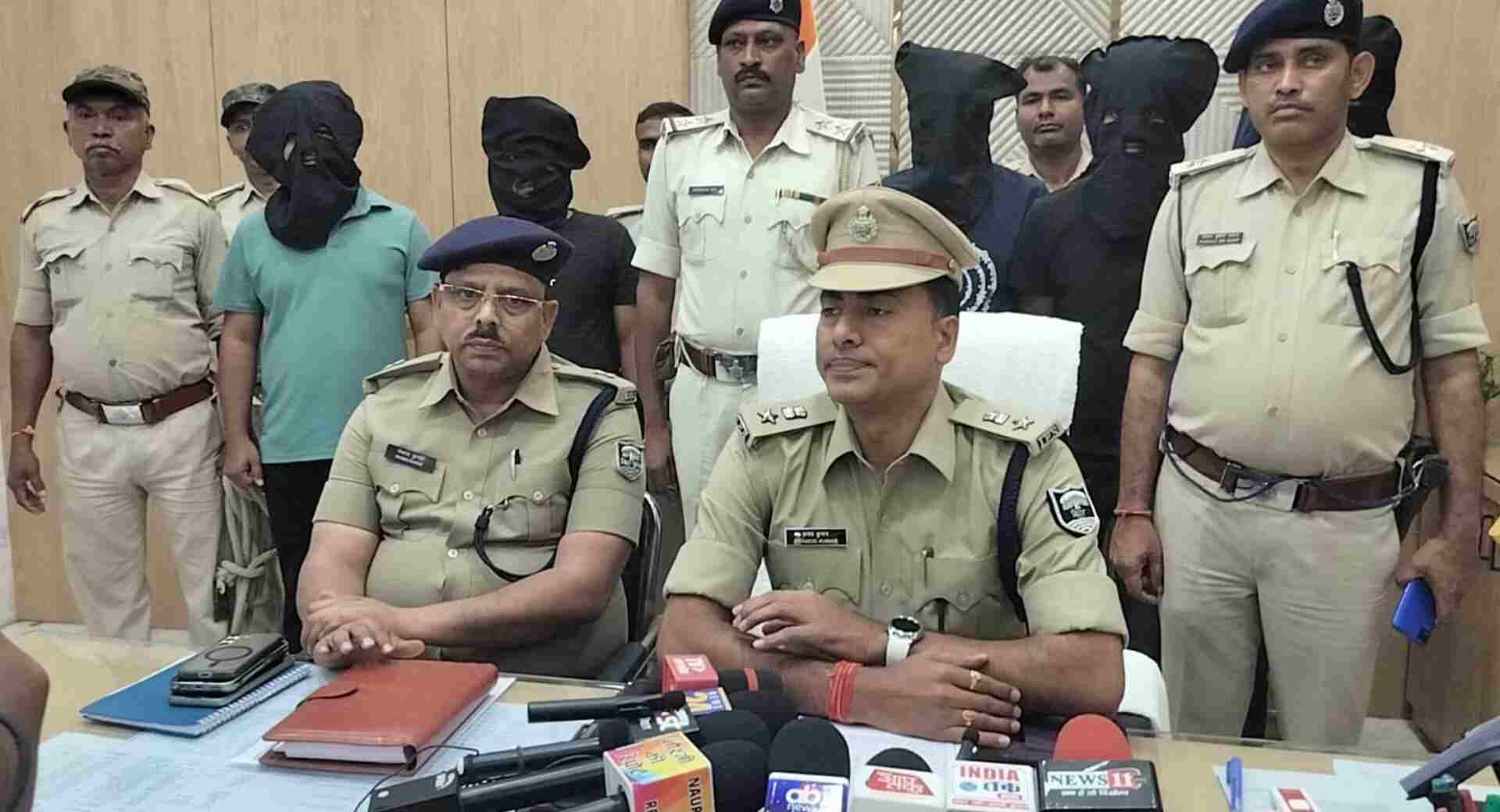 मामले की जानकारी देते अधिकारी