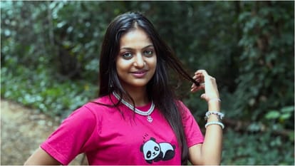 Mahakumbh viral girl Monalisa seek refuge in Kerala with boyfriend Farman Khan as family opposes relationship