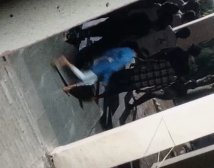 Dhar: छात्रावास में हंगामा, चौकीदार को बेल्ट से पीटने वाला पूर्व छात्र फरार; जानें किस बात को लेकर बढ़ा विवाद?