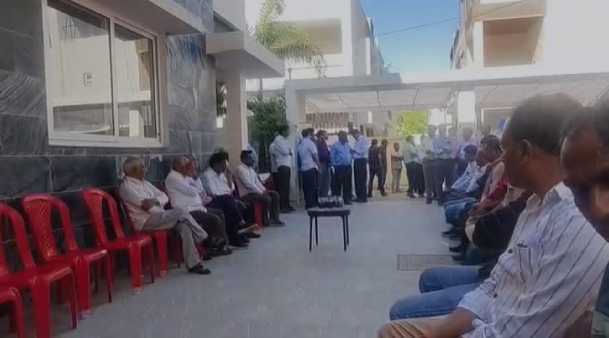 बैतूल में निधन की खबर के बाद पहुंचे लोग