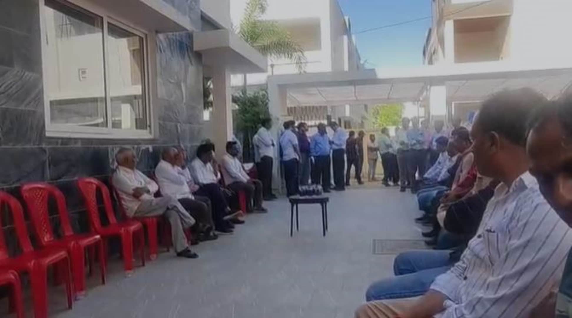 बैतूल में निधन की खबर के बाद पहुंचे लोग